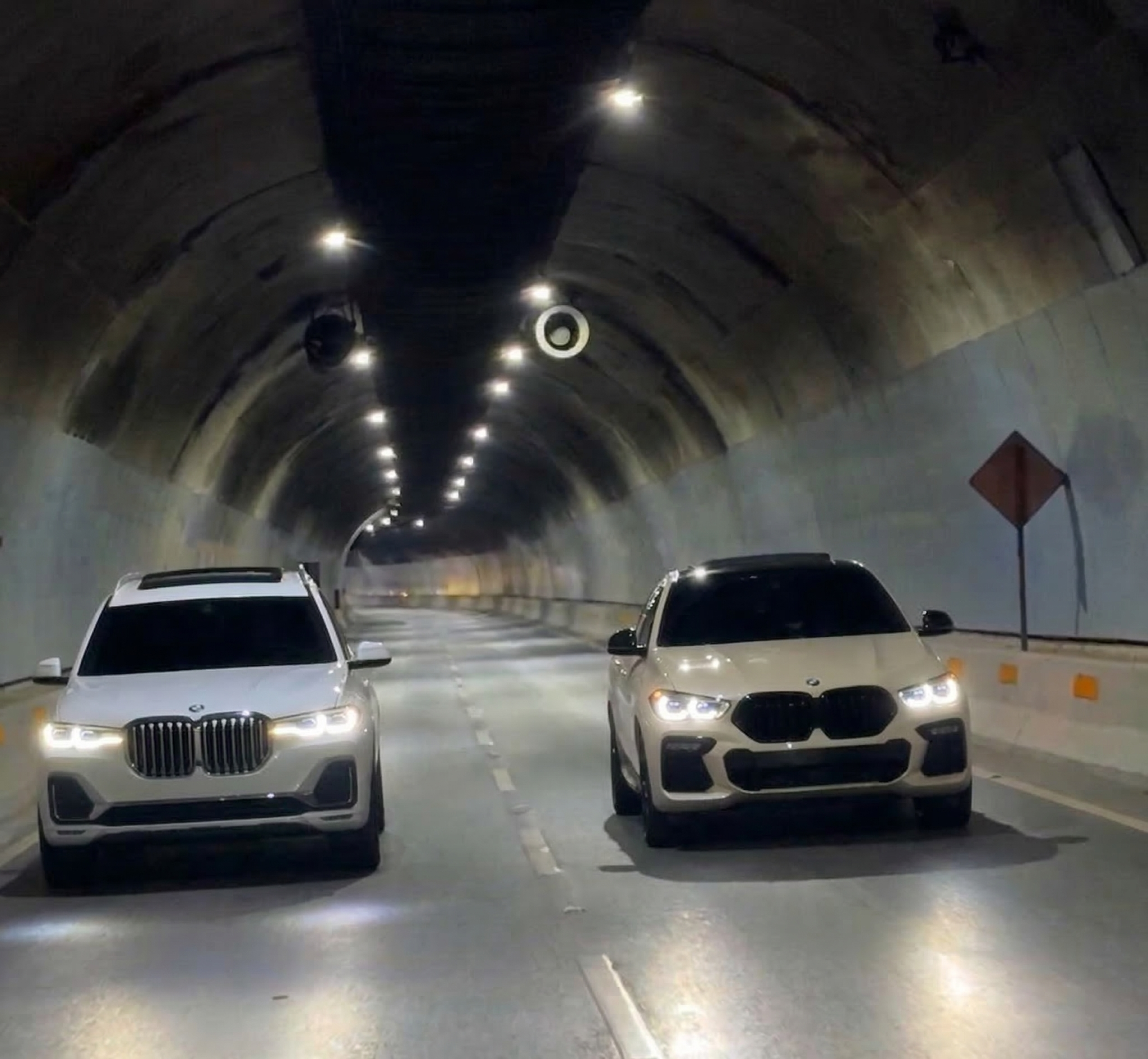 BMW X7 y X6 en tunel de noche
