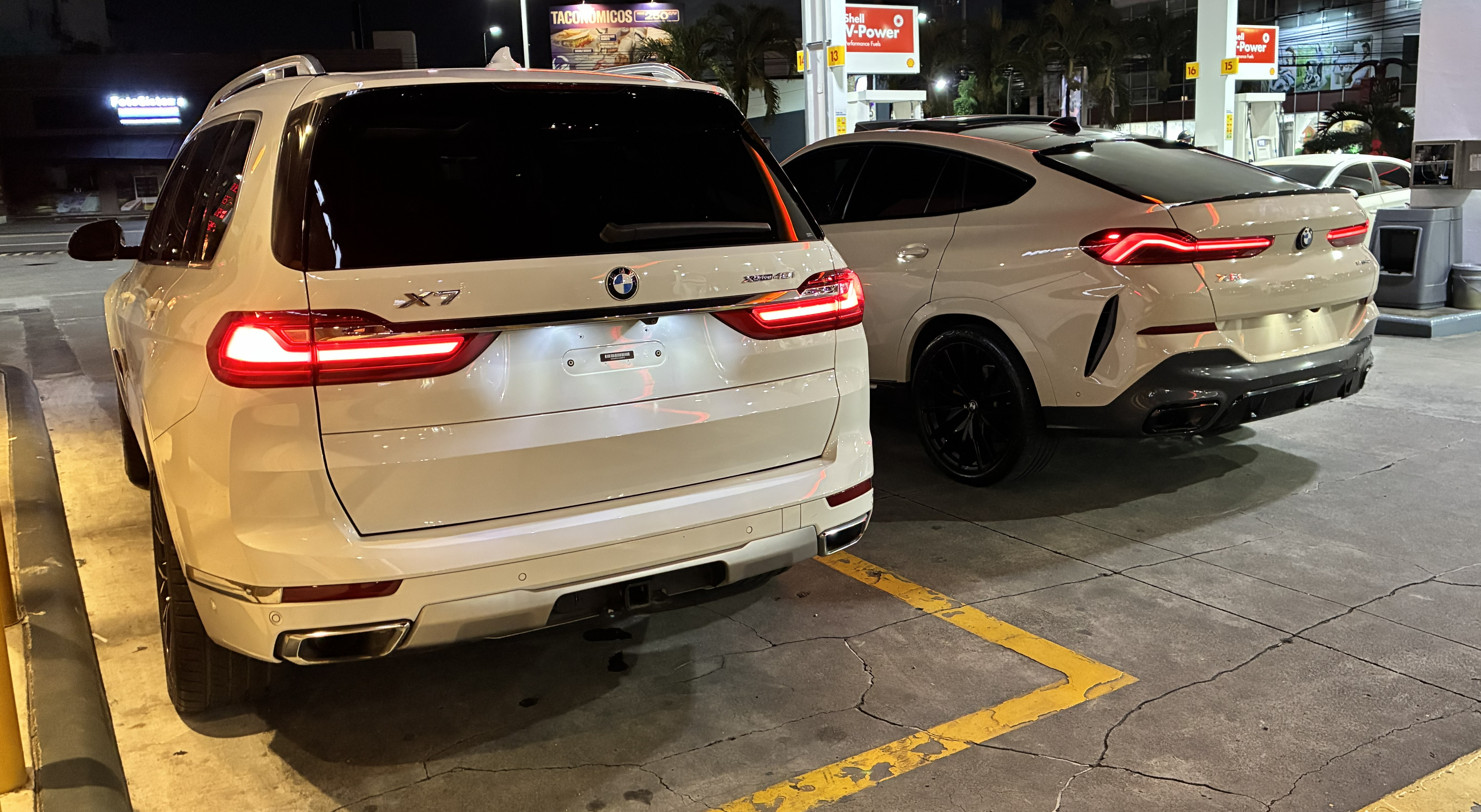 BMW X7 y X6 trasera en gasolinera